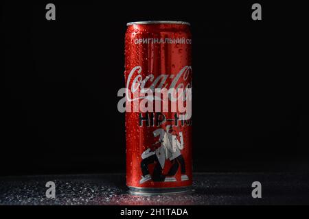 NETANYA, ISRAELE - 23 OTTOBRE 2020: Lattine di Coca Cola fatte in Ucraina, vendute in Israele. Il Coca Cola è la bevanda analcolica gassata più popolare Foto Stock