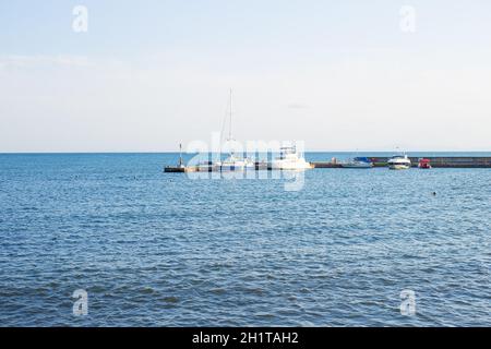 Bellissimi panorami sul mare blu - Bulgaria Nessebar. Foto Stock