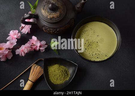 Tè verde matcha bevanda e tè accessori su sfondo bianco. Cerimonia del tè giapponese. Tè Detox. Bevanda antiossidante Foto Stock