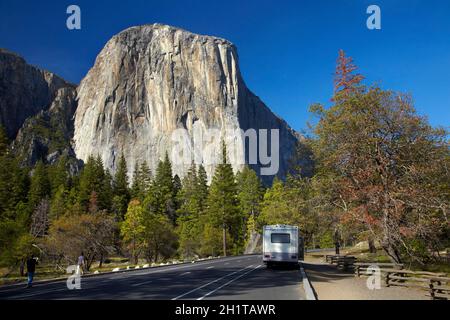 RV parcheggiato da El Capitan, Yosemite Valley, Yosemite National Park, California, Stati Uniti. Foto Stock