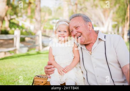 Amare il nonno e la nipote avvolgente al di fuori del parco. Foto Stock