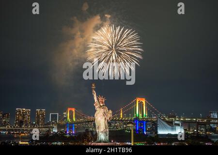 Vista notturna di Tokyo e fuochi d'artificio (Odaiba Arcobaleno fuochi d'artificio 2019). Luogo di ripresa: Area metropolitana di Tokyo Foto Stock