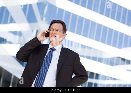 Preoccupato, ha sottolineato businessman colloqui sul suo cellulare. Foto Stock