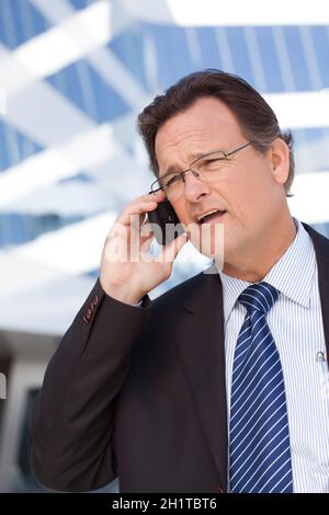 Preoccupato, ha sottolineato businessman colloqui sul suo cellulare. Foto Stock