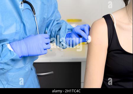 Primo piano di una giovane donna vaccinata, concetto di coronavirus. Foto di alta qualità Foto Stock
