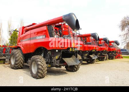Kiev, Ucraina - 16 giugno 2020: Modern Axial-Flow 7140 by Case IH Combine at Road at Kyiv, Ucraina on June 16, 2020 Foto Stock