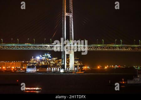 Yokohama Bay Bridge e il Celebrity Millennium. Luogo di tiro: Yokohama-città prefettura di kanagawa Foto Stock
