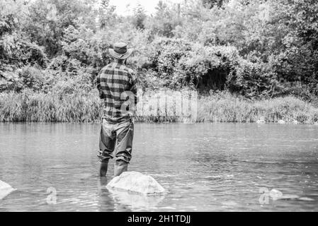 attività di passione. Pesca a mosca riuscita. Fine settimana estivo. pescatore esperto in acqua. fisherman mostra pesca tecnica utilizzare canna. attività sportiva e. Foto Stock