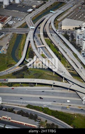 Interscambio del 1-380 e Bayshore Freeway (US 101) vicino all'Aeroporto Internazionale di San Francisco, San Francisco, California, USA - aereo Foto Stock