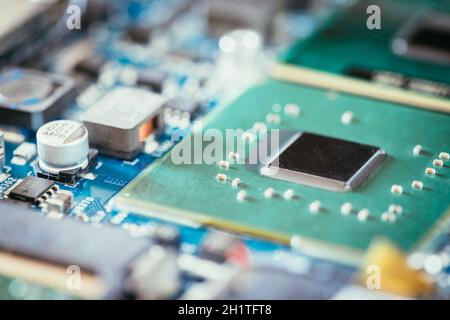 Chip di computer su una scheda di circuito, close up; tecnologia del computer. Foto Stock