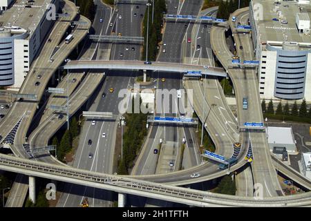 Interscambio tra l'Aeroporto Internazionale di San Francisco e Bayshore Freeway (USA 101), San Francisco, California, Stati Uniti d'America - aerial Foto Stock