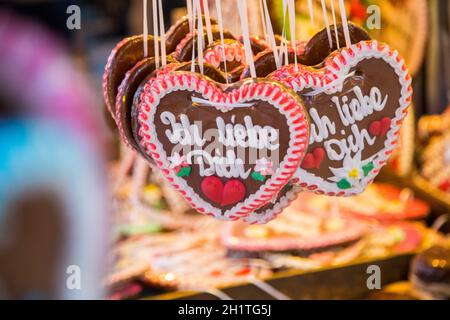 Cuore di pane allo zenzero con scritta "Ich liebe dich" Foto Stock