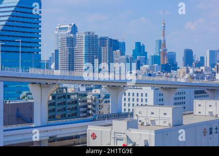 Yurikamome e lo skyline di Tokyo. Luogo di tiro: Area metropolitana di Tokyo Foto Stock