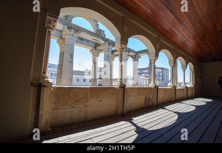 Merida, Spagna - 17 Aprile 2021: Centro di Interpretazione del Tempio di Diana, Merida, Estremadura, Spagna. Tempio romano meglio conservato in Spagna Foto Stock