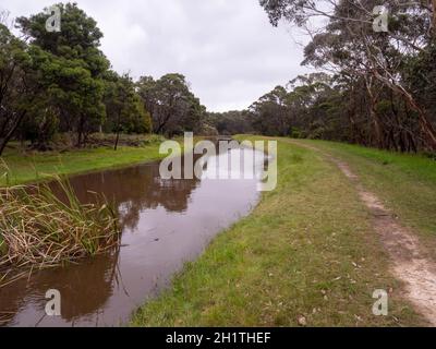 Scarico completo dopo forti piogge primaverili alla riserva naturale Devilbend sulla penisola di Mornington, Victoria, Australia. Foto Stock