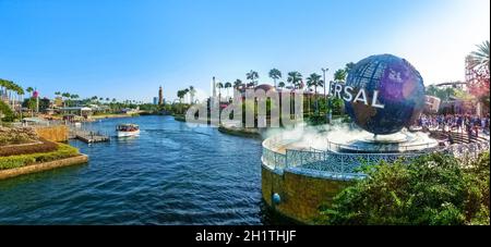 Orlando, USA - 8 maggio 2018: Il panorama di Universal City Walk vicino all'ingresso del parco a tema Universal Studios con grande rotazione Universal lo Foto Stock