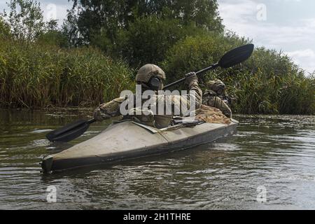 Operatori delle forze speciali nel kayak militare Foto Stock