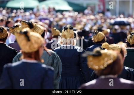 Goldhauben - eine traditionelle festliche Kopfbedeckung für Frauen und Mädchen in Oberösterreich - cappellini dorati - copricapo festivo tradizionale per il fiuto Foto Stock