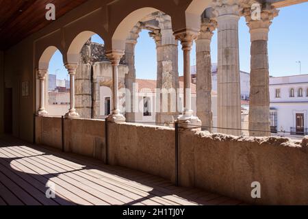 Merida, Spagna - 17 Aprile 2021: Centro di Interpretazione del Tempio di Diana, Merida, Estremadura, Spagna. Tempio romano meglio conservato in Spagna Foto Stock