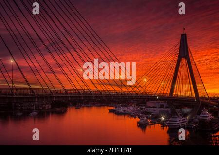 Tramonto rosso sulla baia Foto Stock