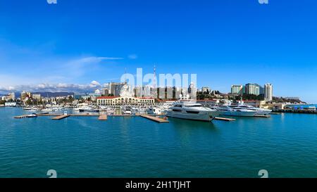 Sochi Marine Station e il molo degli yacht Foto Stock