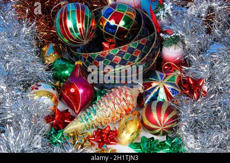Baubles di Natale, tinsel, archi e nastro. Foto Stock