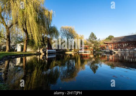 Pagoda cinese vicino al lago. Paesaggio primaverile. Foto Stock