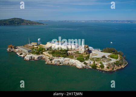 Isola di Alcatraz, ex massima di alta sicurezza prigione federale, la baia di San Francisco, San Francisco, California, Stati Uniti d'America - aerial Foto Stock