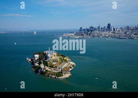 Isola di Alcatraz, ex massima di alta sicurezza prigione federale, la baia di San Francisco, San Francisco, California, Stati Uniti d'America - aerial Foto Stock