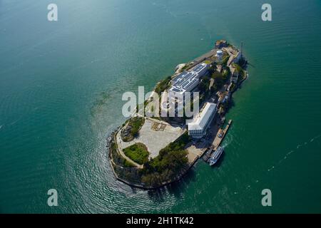 Isola di Alcatraz, ex massima di alta sicurezza prigione federale, la baia di San Francisco, San Francisco, California, Stati Uniti d'America - aerial Foto Stock
