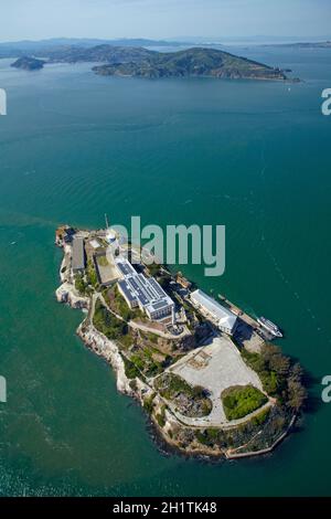 Isola di Alcatraz, ex massima di alta sicurezza prigione federale, la baia di San Francisco, San Francisco, California, Stati Uniti d'America - aerial Foto Stock