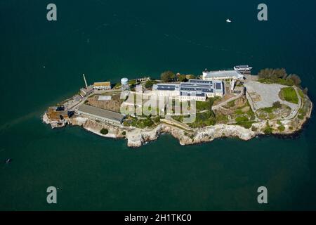 Isola di Alcatraz, ex massima di alta sicurezza prigione federale, la baia di San Francisco, San Francisco, California, Stati Uniti d'America - aerial Foto Stock