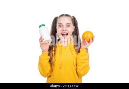 sorprendo ragazza teen scegliere tra frutta d'arancia e pillola di vitamina in vaso bottiglia, nutrizione sana. Foto Stock