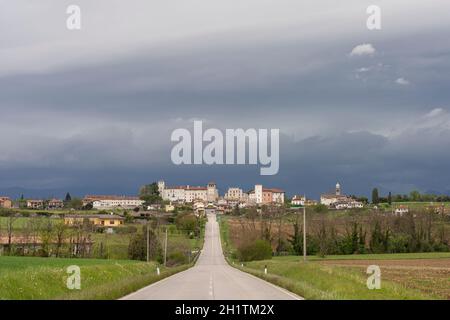 Vista panoramica sulla città di Colloredo di Montealbano Foto Stock