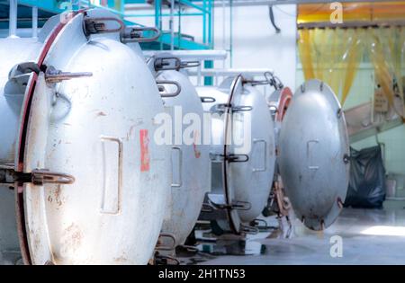 Macchina ad alta pressione o ad alta pressione idrostatica per prodotti alimentari. Serbatoio di metallo in fabbrica di produzione alimentare. Conservazione del cibo da pasteur Foto Stock