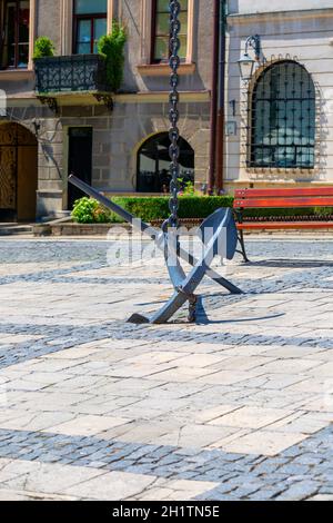 Sandomierz, Polonia - 10 luglio 2020: Installazione ' il cielo ancorato' di Cezary Lutowicz sulla piazza del mercato vicino al municipio gotico di Sandomierz Foto Stock