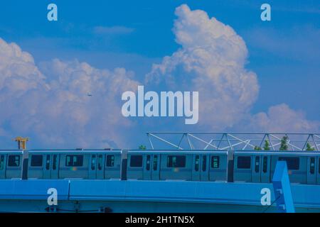 Yurikamome Tokyo Waterfront Area Rapid Transit and thunderhead. Luogo di tiro: Area metropolitana di Tokyo Foto Stock