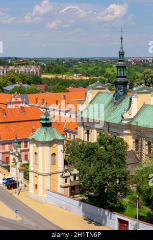 Sandomierz, Polonia - 10 luglio 2020: Veduta aerea della chiesa barocca di San Michele Arcangelo del XVII secolo Foto Stock