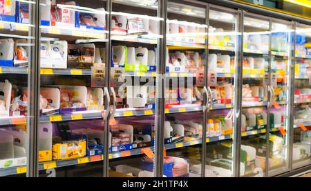 POZNAN, POL - Apr 13, 2021: Prodotti alimentari messi in vendita in frigorifero commerciale Foto Stock