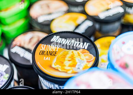 POZNAN, POL - Apr 28, 2021: Gelati Manhattan messi in vendita in frigorifero commerciale Foto Stock