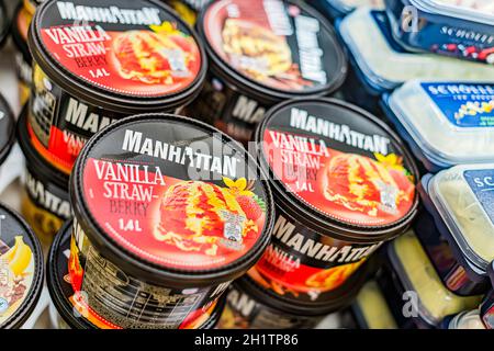 POZNAN, POL - Apr 28, 2021: Gelati Manhattan messi in vendita in frigorifero commerciale Foto Stock