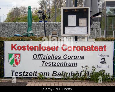 Cartello: Covid-19 Prove gratuite alla stazione ferroviaria Ratingen-Hösel Foto Stock