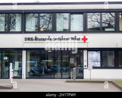 Ingresso al Centro tedesco per la trasfusione del sangue a Croce Rossa (DRK-Blutspendedienst) a Ratingen-Breitscheid Foto Stock