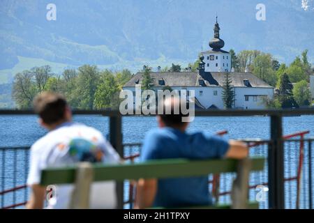 Viele Menschen auf der Esplanade a Gmunden am Muttertag bei Sonnenschein, Österreich, Europa - un sacco di persone sulla spianata a Gmunden su Madre Foto Stock