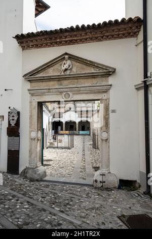 Cividale del Friuli, Italia. 5 maggio 2021. L'ingresso del Monastero di Santa Maria in Valle nel centro del paese Foto Stock