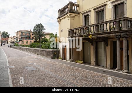 Cividale del Friuli, Italia. 5 maggio 2021. Una strada nel centro storico della città Foto Stock