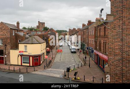 Carlisle, Cumbria, Regno Unito, agosto 2020 - Vista alta di Abbey Street e degli edifici nella città di Carlisle, Cumbria, Regno Unito Foto Stock