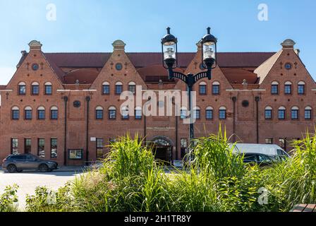 Gdansk, Polonia - 9 settembre 2020: La Filarmonica della F. Chopin del Baltico polacca a Gdansk è una sala concerti situata sull'isola di Olowianka, sul fiume Motlawa. Foto Stock