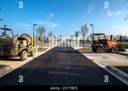 lavori di pavimentazione su strade con nuove macchine stradali in un quartiere residenziale Foto Stock