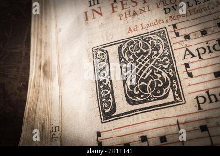 libri del coro della chiesa su un leggio di legno. Libri molto vecchi  deteriorati 16 ° secolo, annata. Musica religiosa, canto corale Foto stock  - Alamy